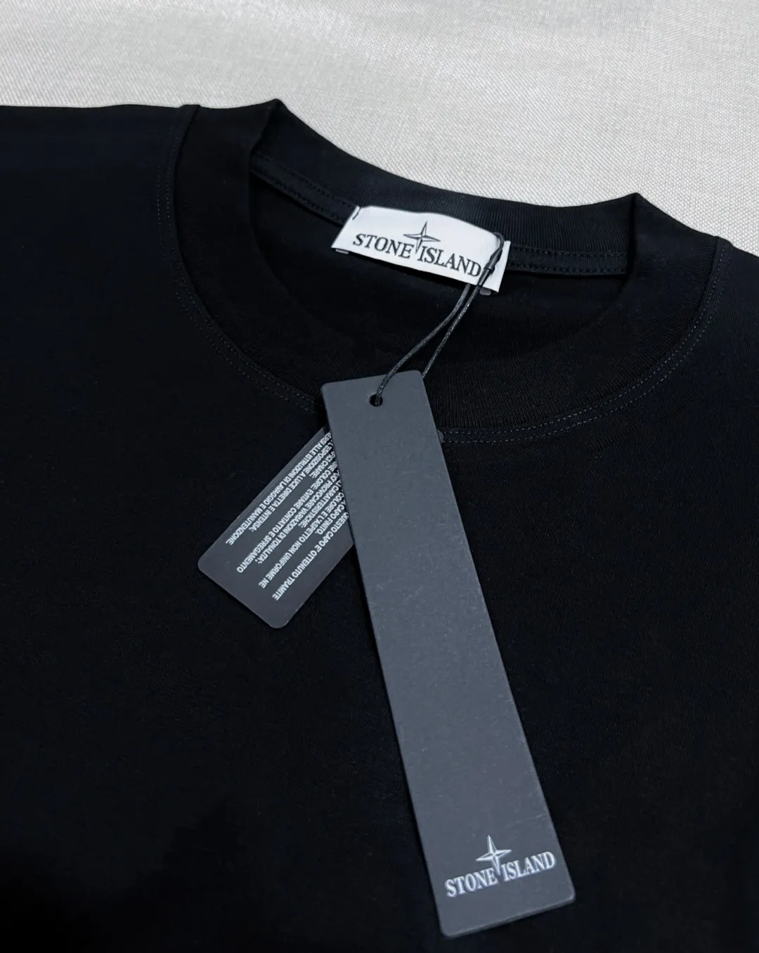 P140 Stone Island/Stone Island classic official website is on sale; small logo embroidery and pressed round neck short-sleeved T-shirt, strictly control the size of the logo, neat and clear letters, and the details are consistent with the original version; the original 240g double yarn 100% cotton fabric is selected; the upper body is simple, beautiful and very durable, with three-needle stitching and high-standard workmanship, with complete three-label details, high-temperature washing, soft fabric, better breathability, no shrinkage or deformation after washing, versatile style Match as you like, European size version, colors: black, dark gray, lilac gray, white; sizes XS-L, (L can wear up to 200 pounds)